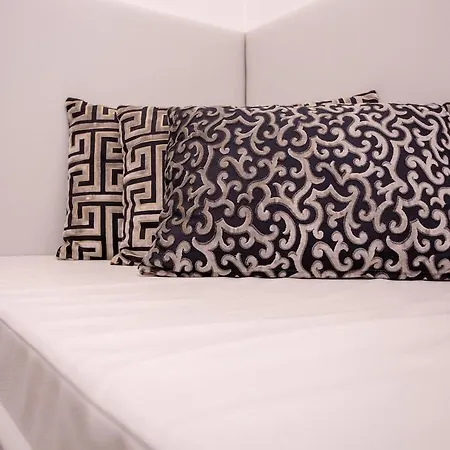 Spanish Steps Luxury Апартаменты *
